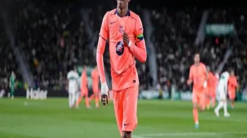 赛车冠军揭秘：安全装备深度解析